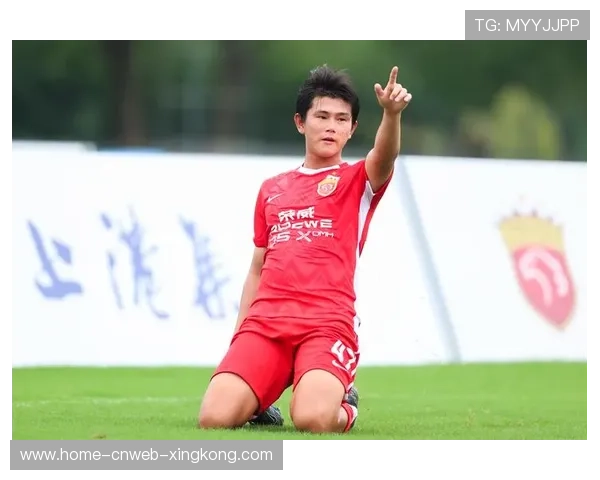 孙兴慜禁区外抽射直挂立柱外侧